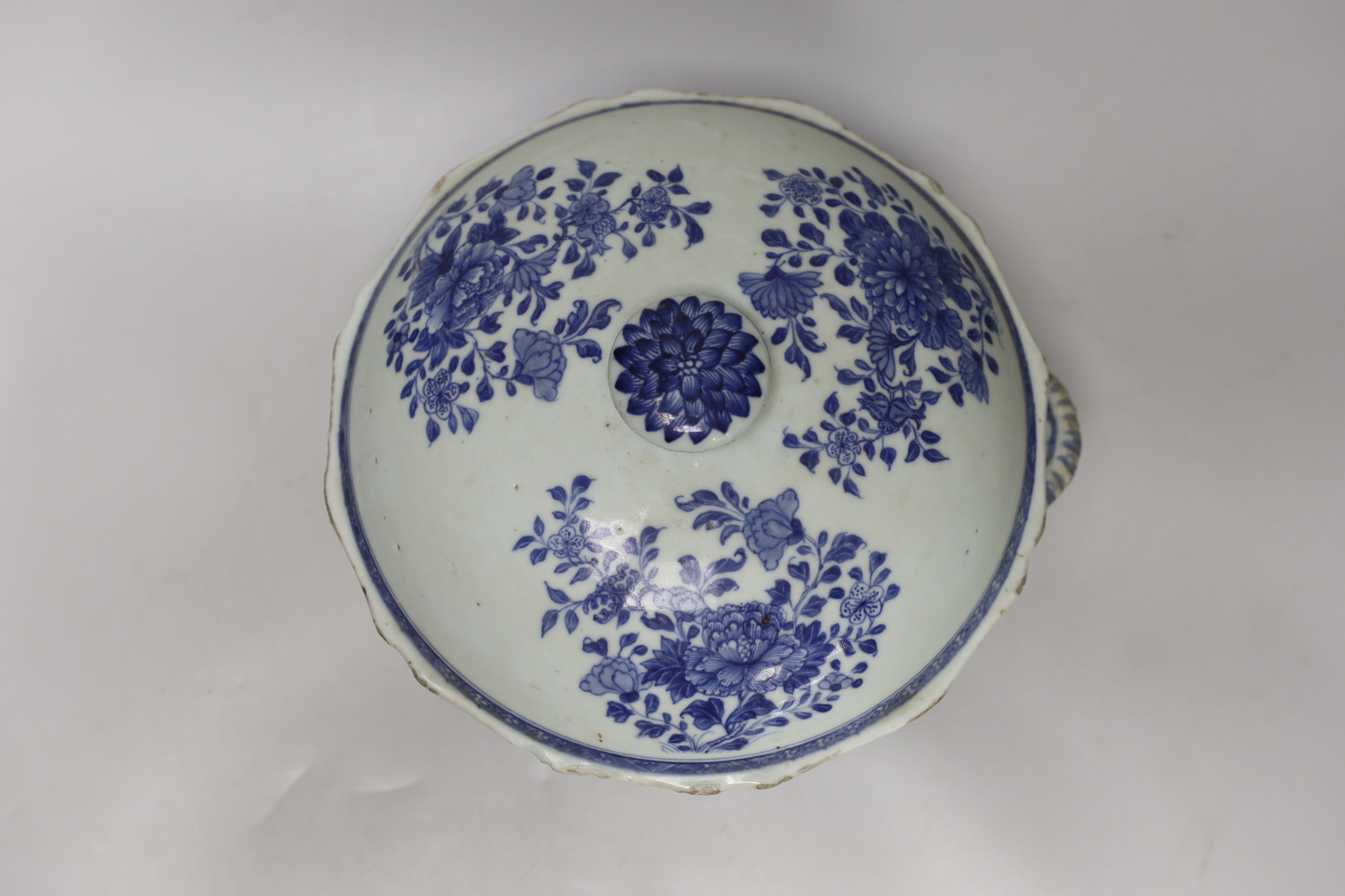 An 18th century Chinese blue and white bowl and cover, a/f, 19cm high